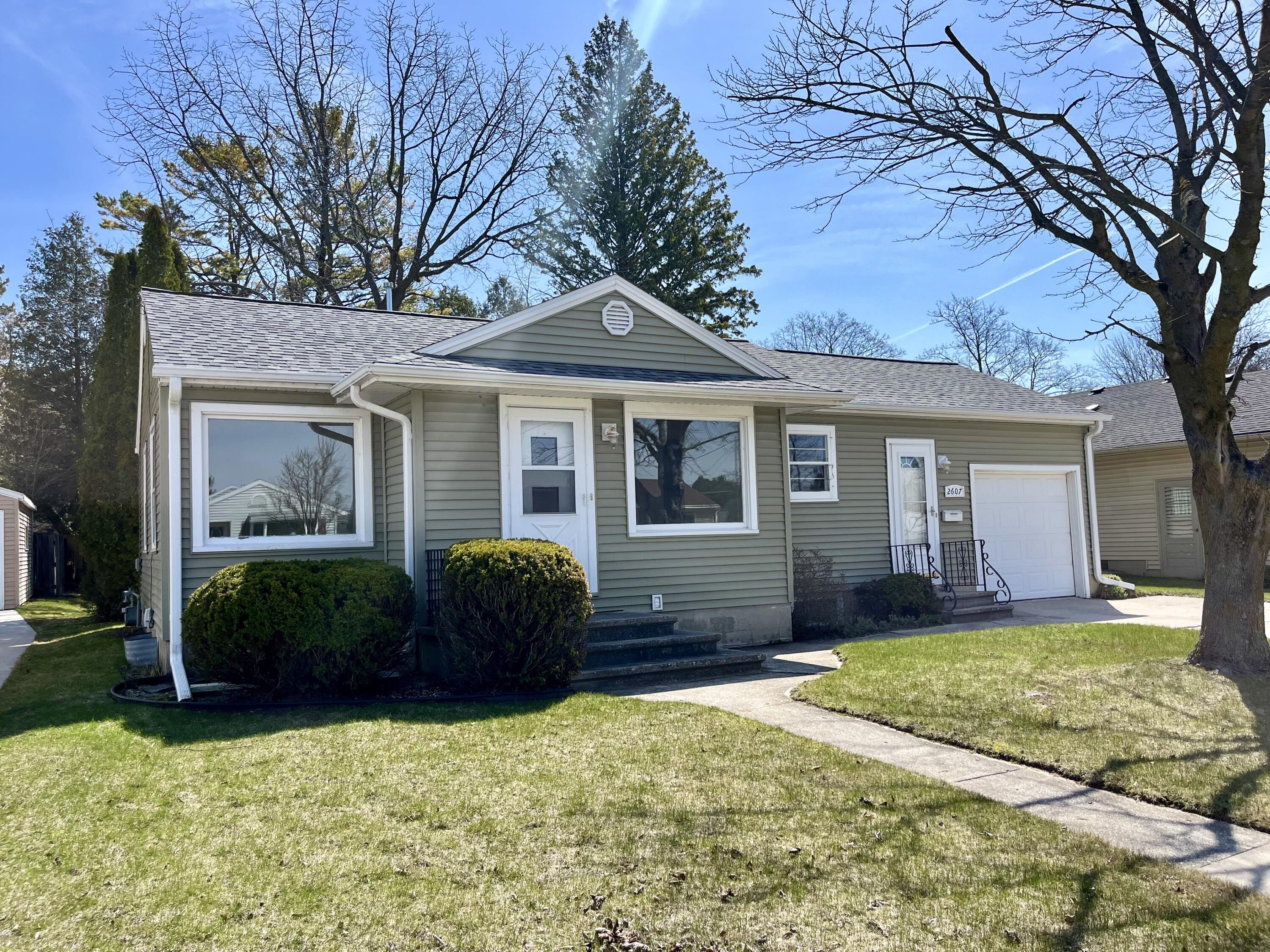 2607 Lincoln Avenue Two Rivers, WI 54241 - Photo 1 of 15 IMG_8152