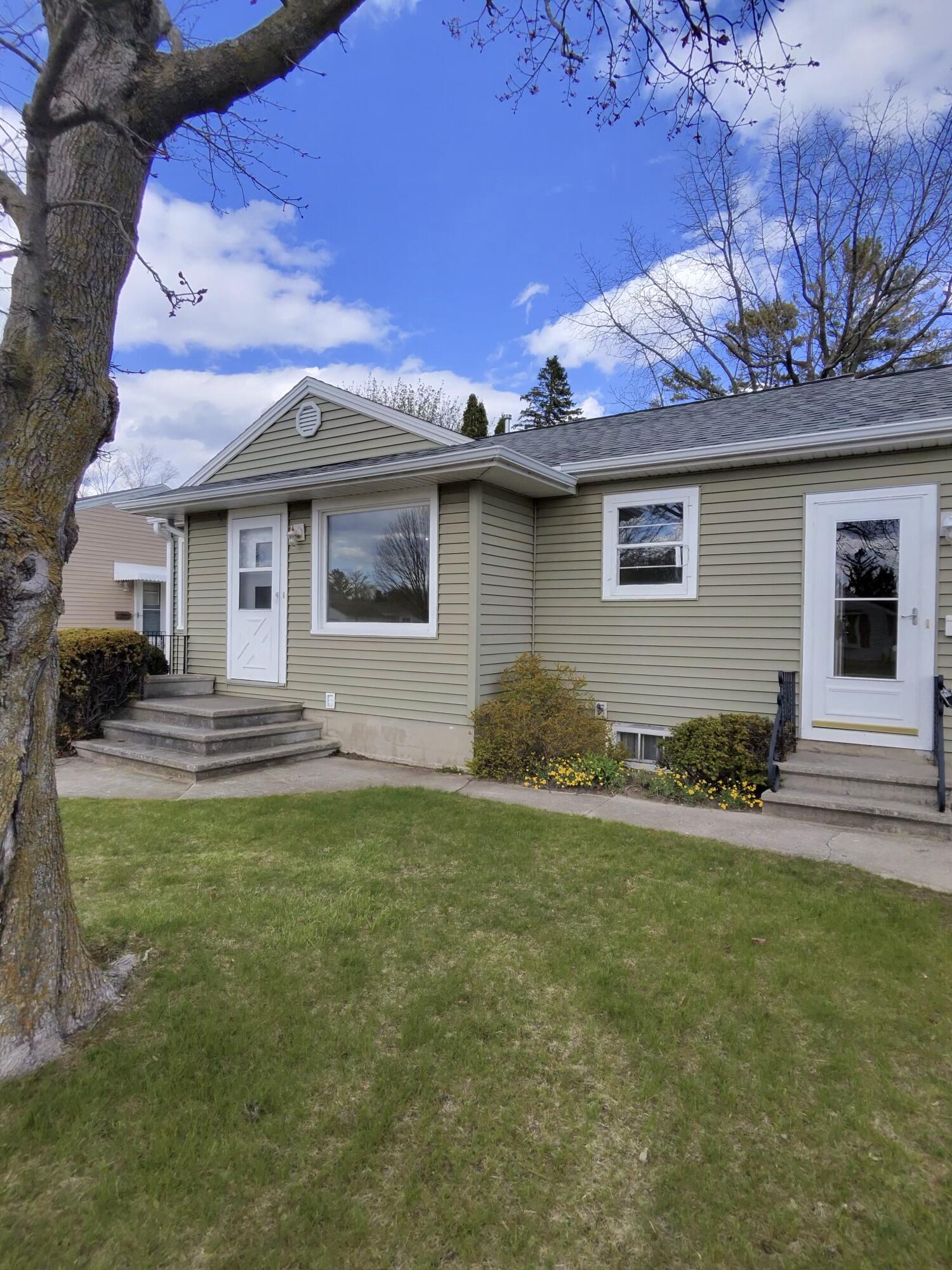 2607 Lincoln Avenue Two Rivers, WI 54241 - Photo 14 of 15 photo-3190_singular_display_fullPicture