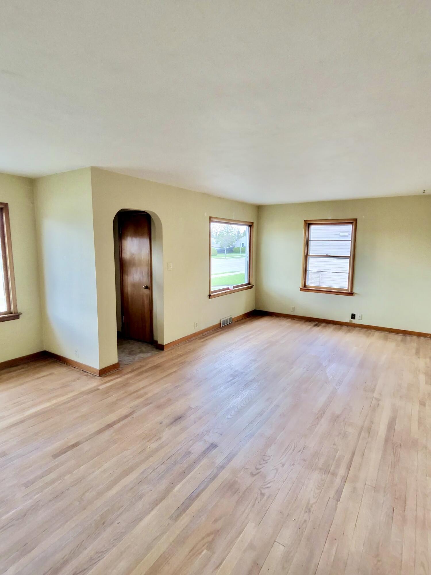 2607 Lincoln Avenue Two Rivers, WI 54241 - Photo 2 of 15 photo-3050_singular_display_fullPicture