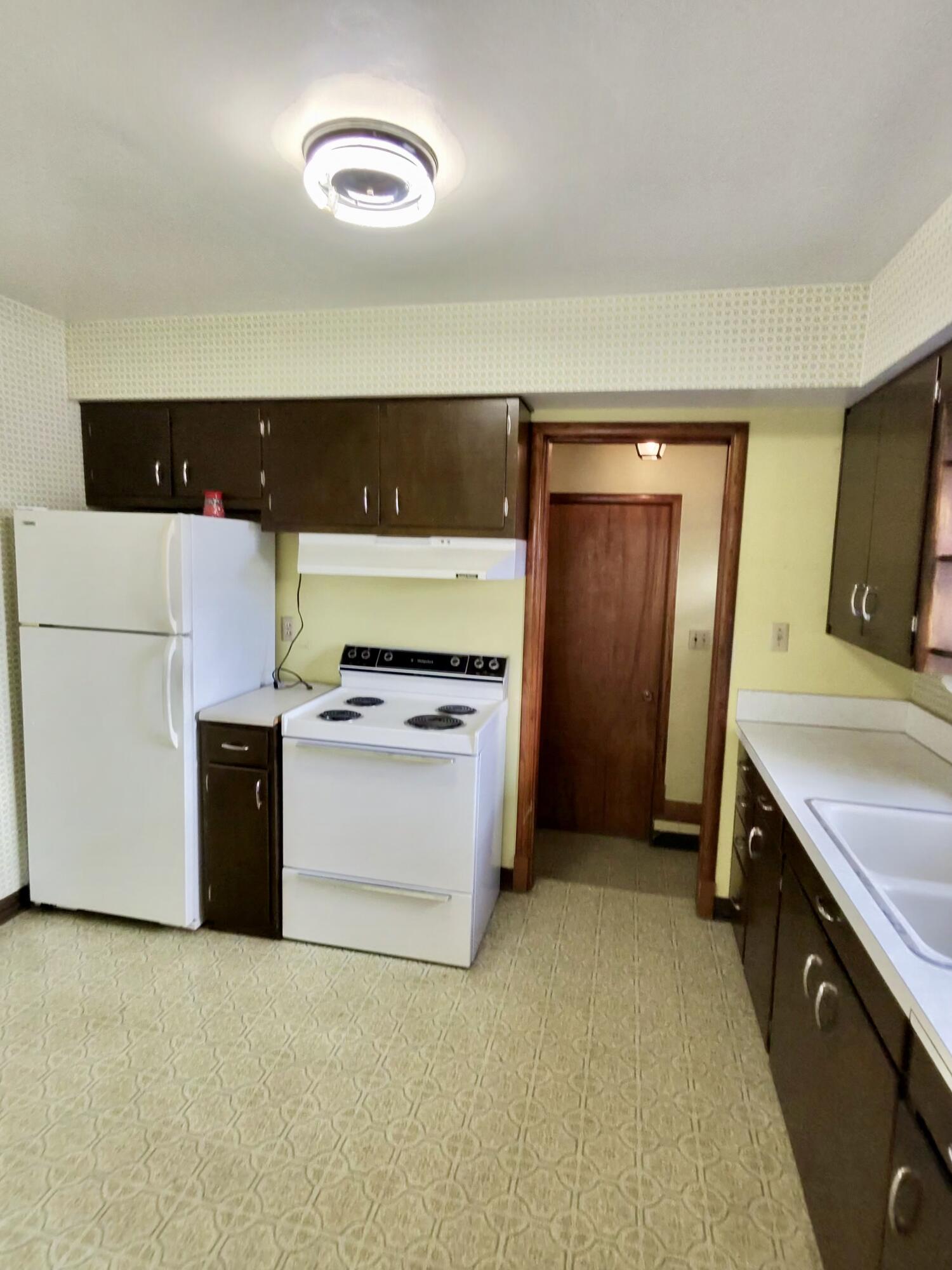 2607 Lincoln Avenue Two Rivers, WI 54241 - Photo 8 of 15 photo-3111_singular_display_fullPicture