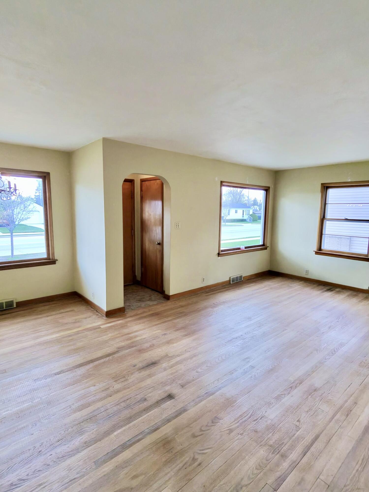2607 Lincoln Avenue Two Rivers, WI 54241 - Photo 9 of 15 photo-3130_singular_display_fullPicture