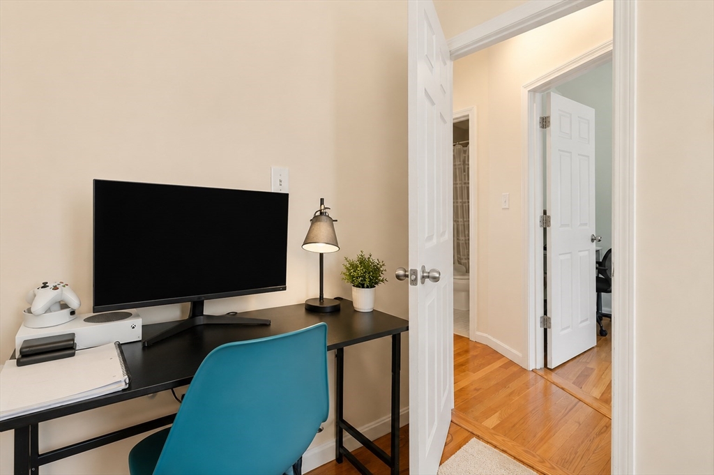 28 Phillips Street, Unit 3 Boston, MA 02114 - Photo 8 of 15