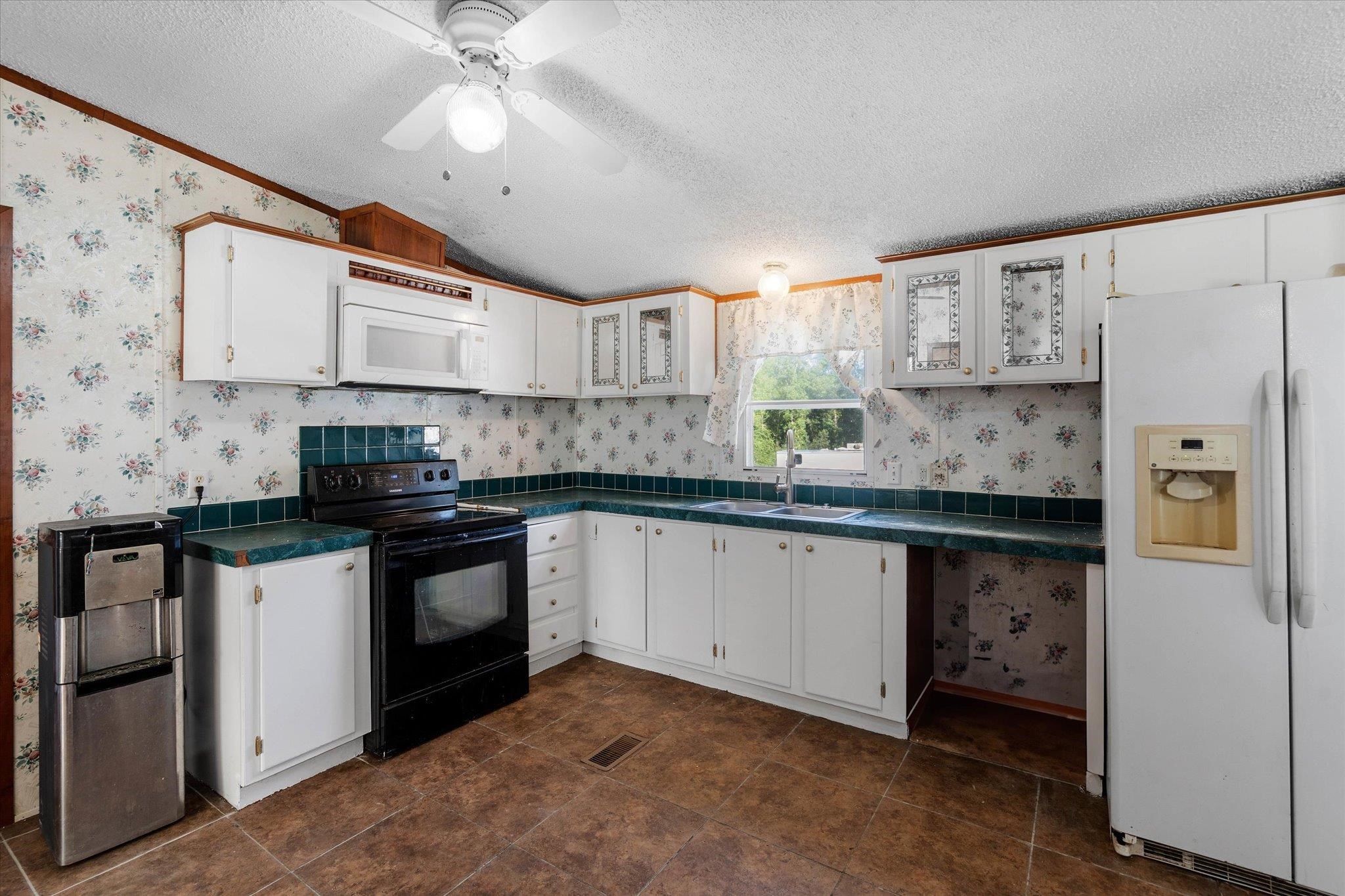 20897 Oak Ridge Drive Robertsdale, AL 36567 - Photo 6 of 22 Kitchen