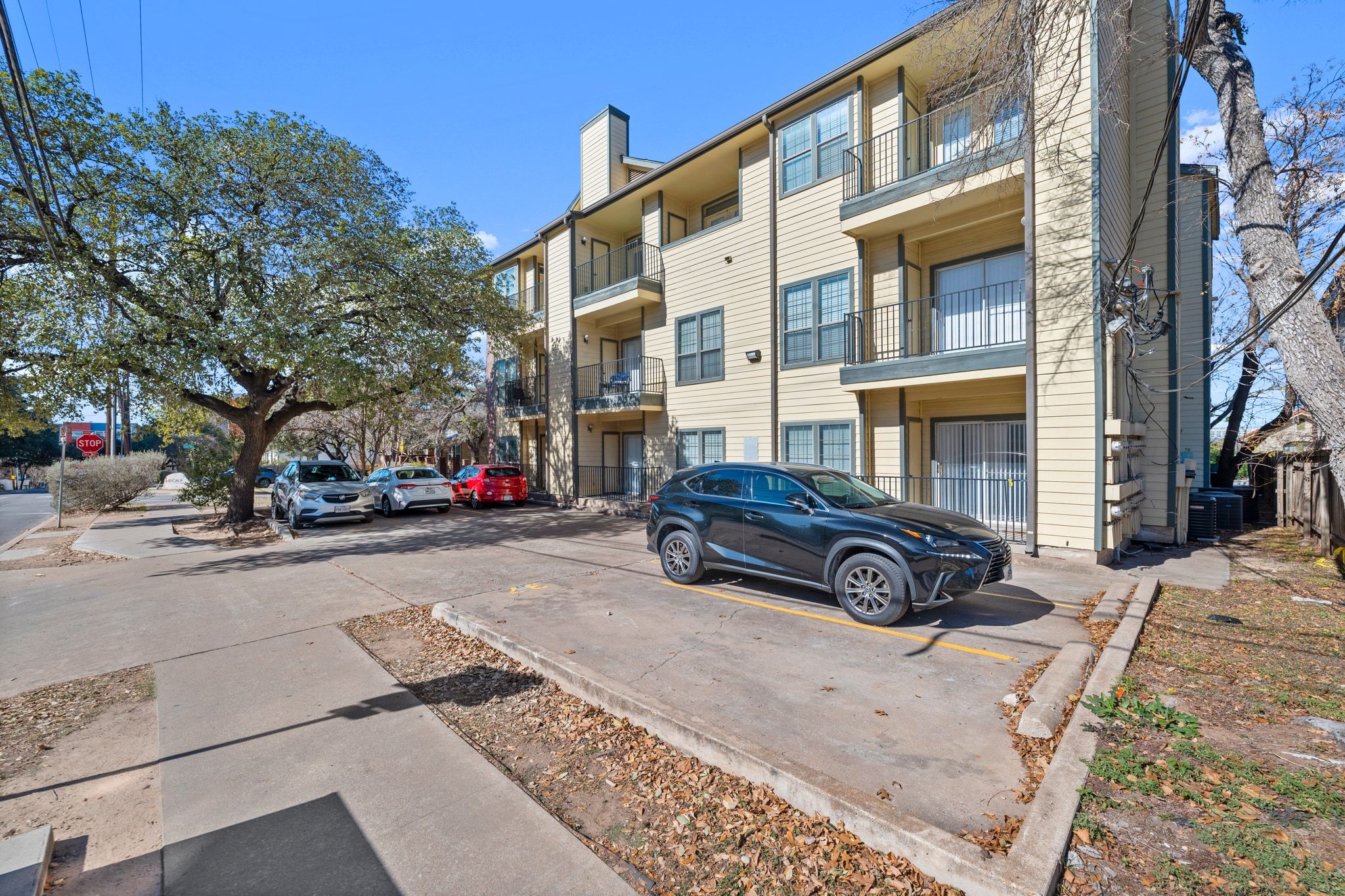 914 West 26th Street, Unit 202 Austin, TX 78705 - Photo 28 of 34 a car parked in front of a building