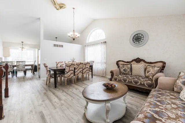 $399,900 | 4015 Peartree Drive, Lake In The Hills, IL 60156