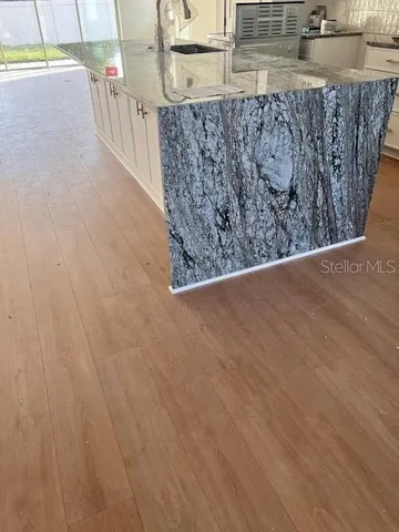 a view of a bath room