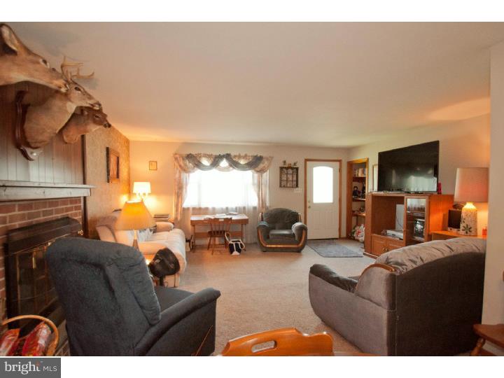 942 Spring City Road Phoenixville, PA 19460 - Photo 3 of 17 Living Room