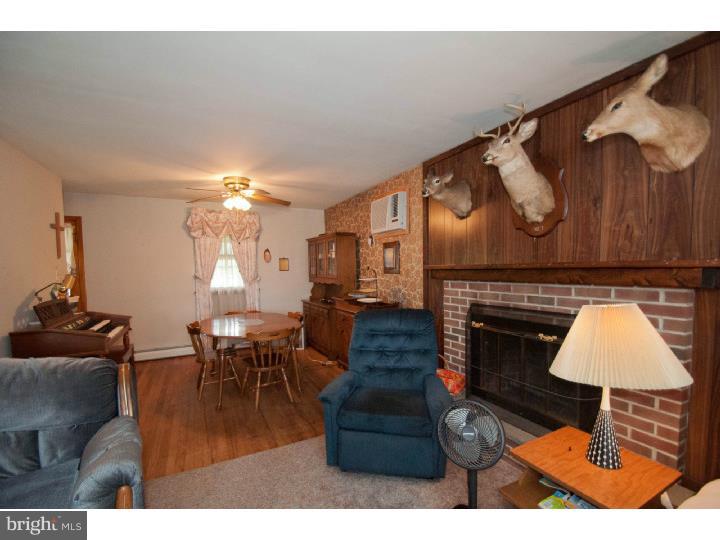 942 Spring City Road Phoenixville, PA 19460 - Photo 4 of 17 Living Room