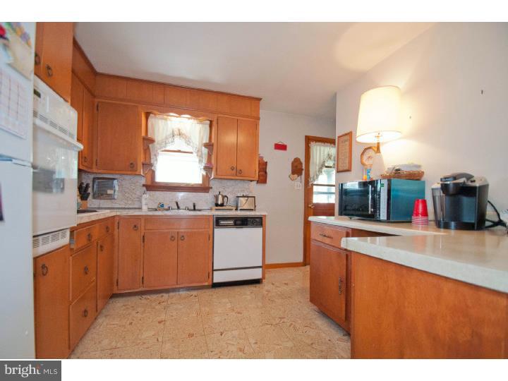 942 Spring City Road Phoenixville, PA 19460 - Photo 5 of 17 Kitchen