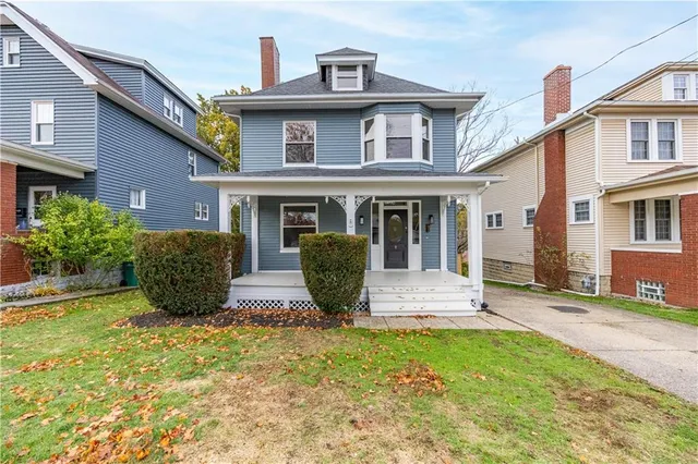 a view of a house with backyard and garden