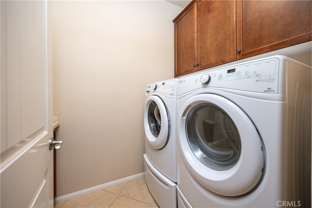 1382 Via Rivas Hemet, CA 92545 - Photo 27 of 39 Laundry room with sink