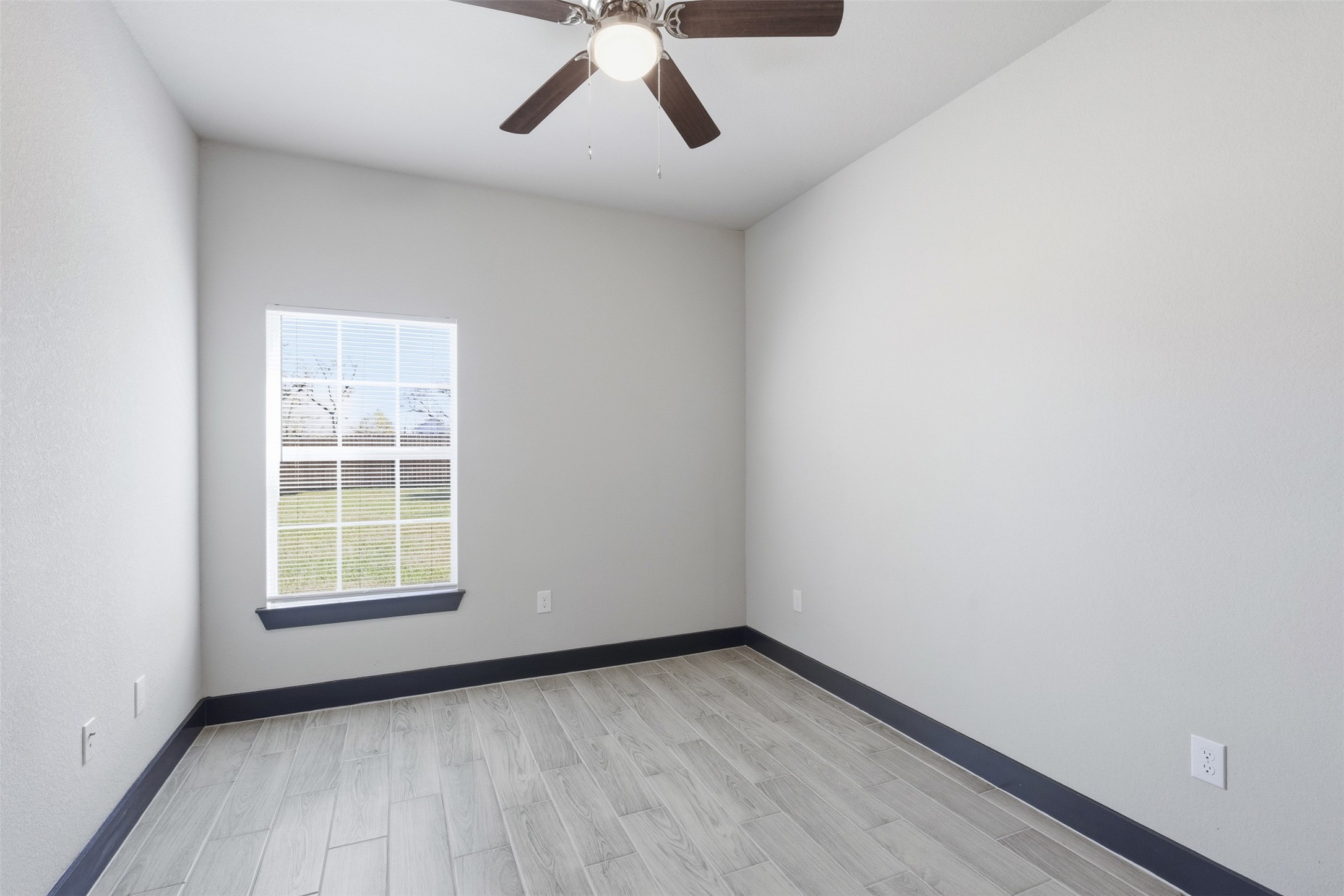 9412 Crofton Street, Unit B Houston, TX 77016 - Photo 10 of 20 an empty room with windows