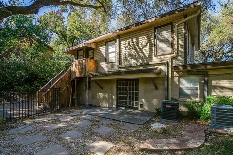 a view of a house with backyard and porch