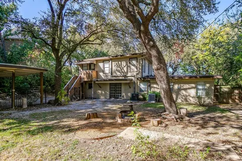 a view of a house with backyard