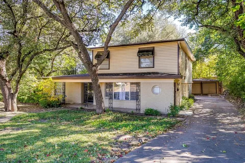 a view of a house with yard and tree s