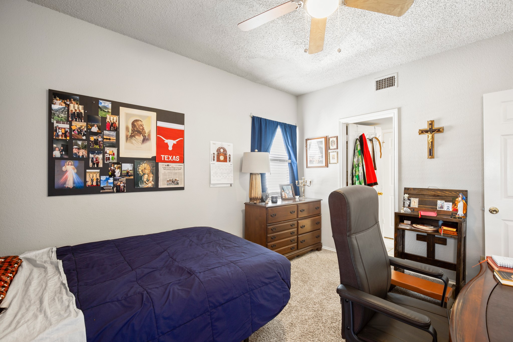 706 West 22nd Street, Unit 206 Austin, TX 78705 - Photo 10 of 18 Bedroom featuring a textured ceiling, light carpet, and ceiling fan