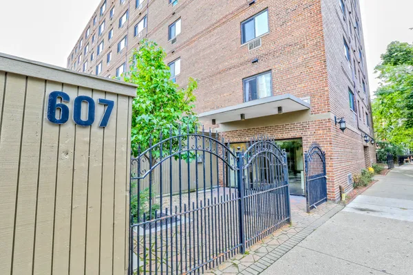 $2,350 | 607 West Wrightwood Avenue, Unit 513, Chicago, IL 60614