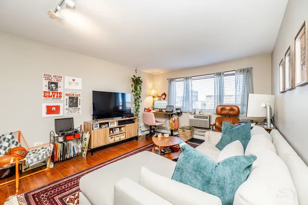 $2,350 | 607 West Wrightwood Avenue, Unit 513, Chicago, IL 60614