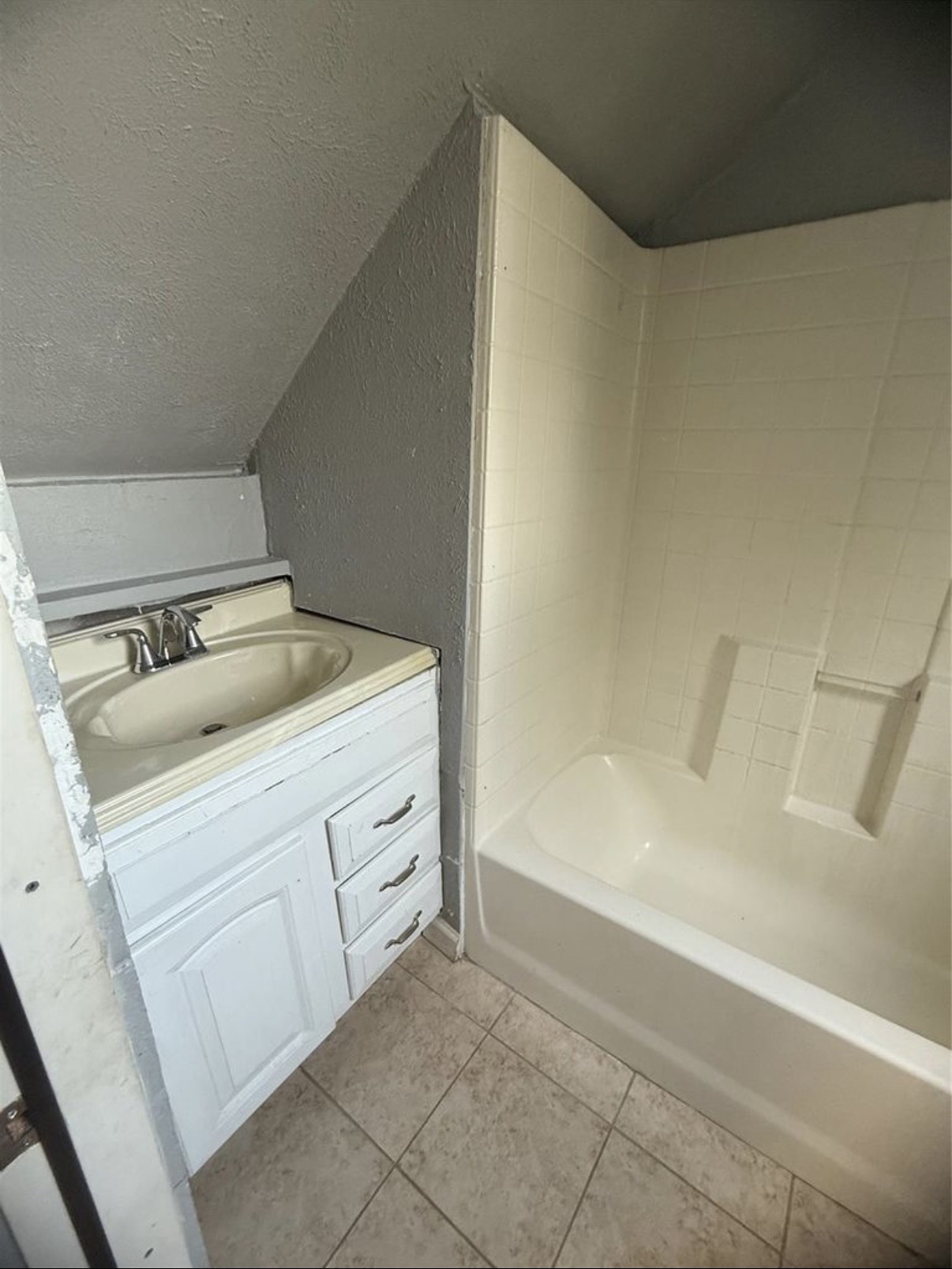 8412 Peekskill Lane Houston, TX 77075 - Photo 19 of 46 a bathroom with a bathtub and a sink