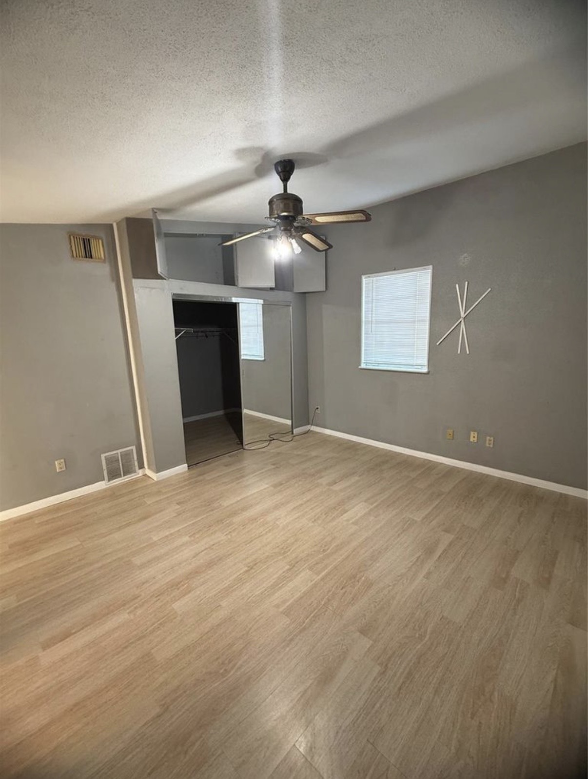8412 Peekskill Lane Houston, TX 77075 - Photo 22 of 46 an empty room with fan and windows