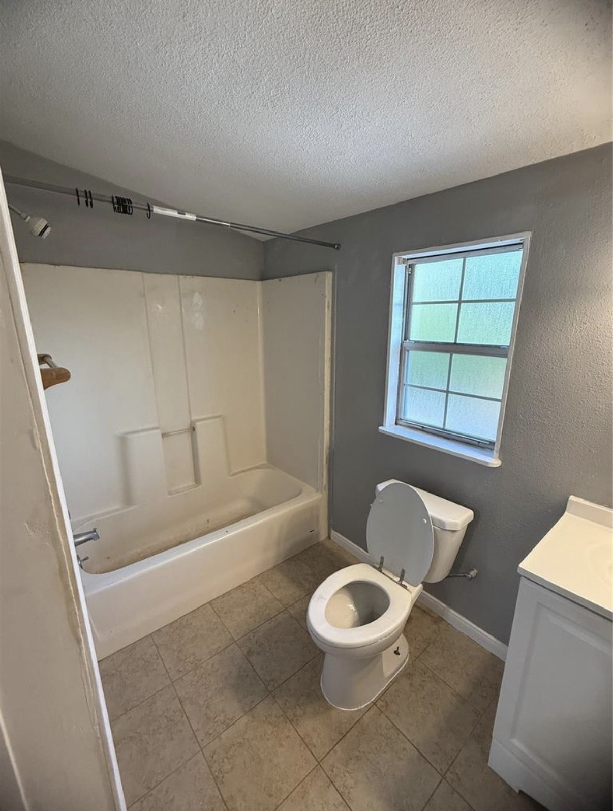 8412 Peekskill Lane Houston, TX 77075 - Photo 26 of 46 a bathroom with a toilet a sink and bathtub