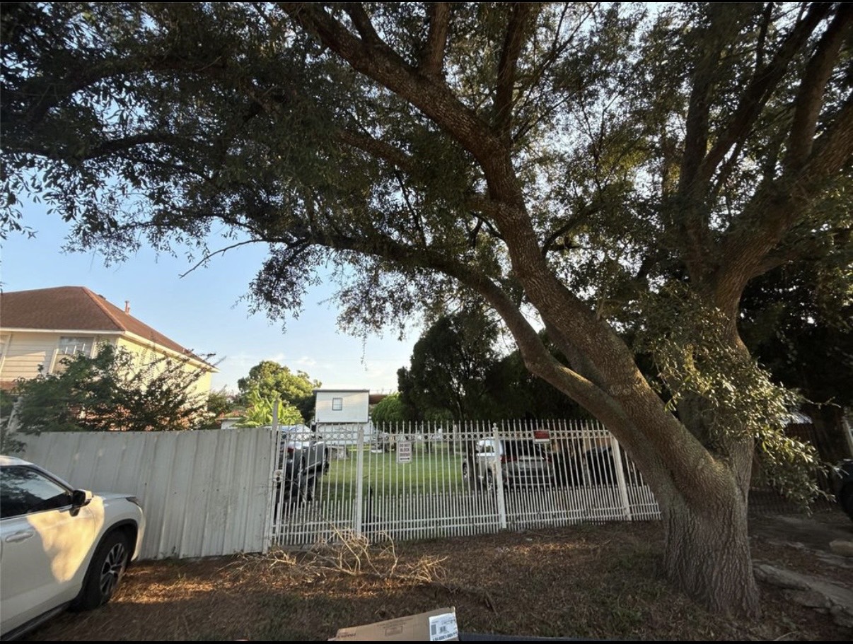 8412 Peekskill Lane Houston, TX 77075 - Photo 44 of 46 a view of backyard with tree