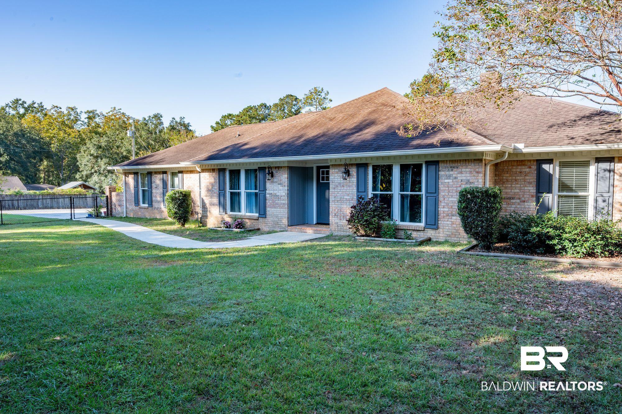 20037 County Road 33 Fairhope, AL 36532 - Photo 4 of 79 Ranch-style house featuring a front lawn