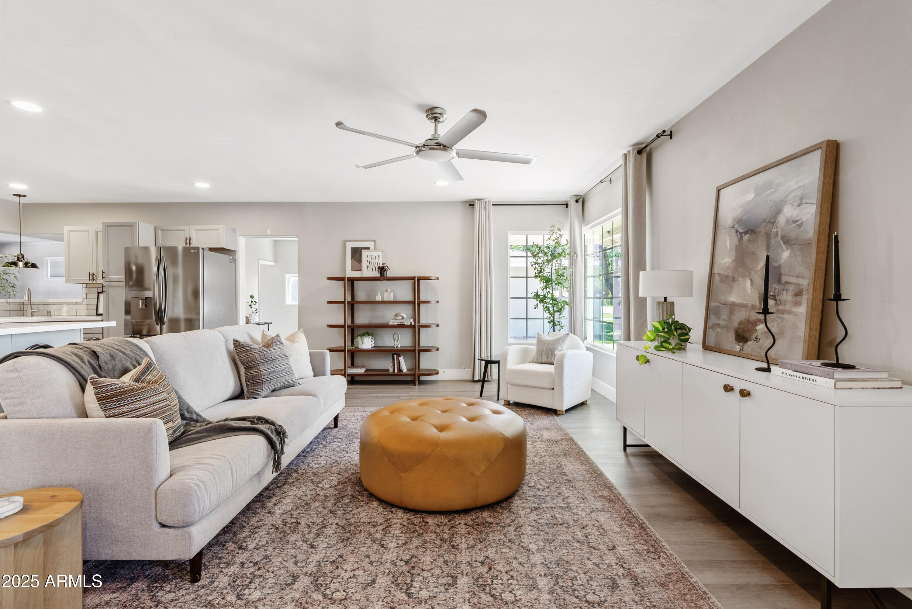 818 West Earll Drive Phoenix, AZ 85013 - Photo 3 of 27 Living