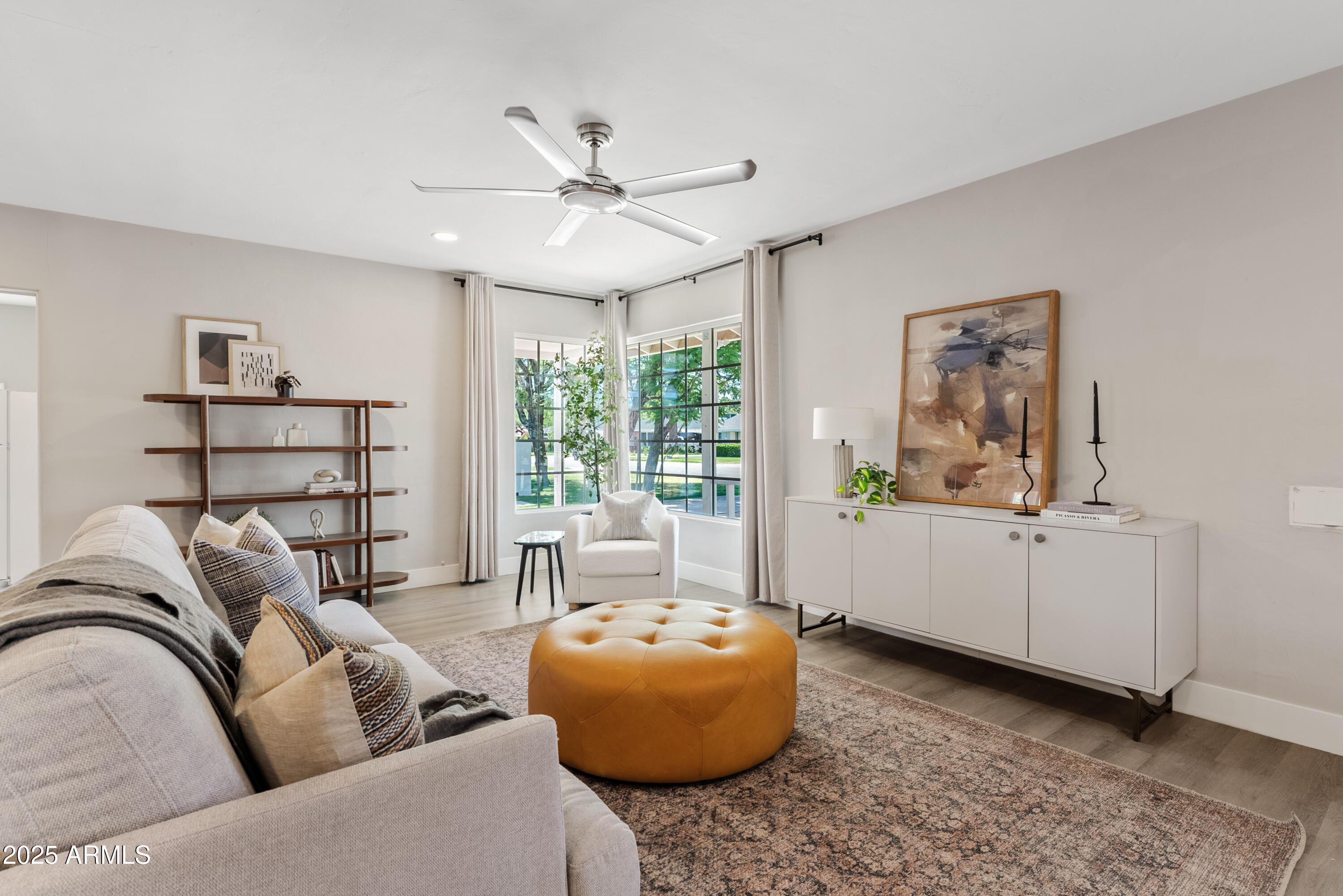 818 West Earll Drive Phoenix, AZ 85013 - Photo 4 of 27 Living