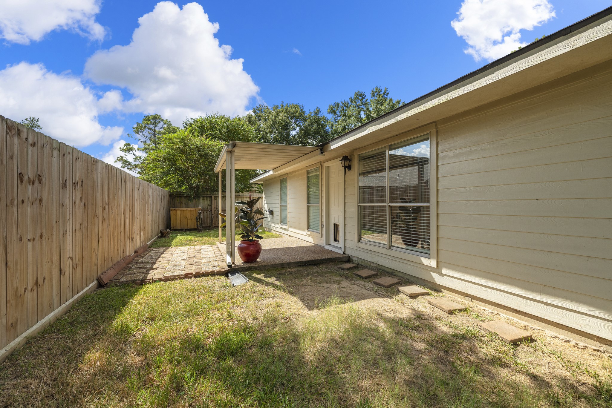 9109 Benwick Street Spring, TX 77379 - Photo 25 of 28 a view of a house with backyard and sitting area