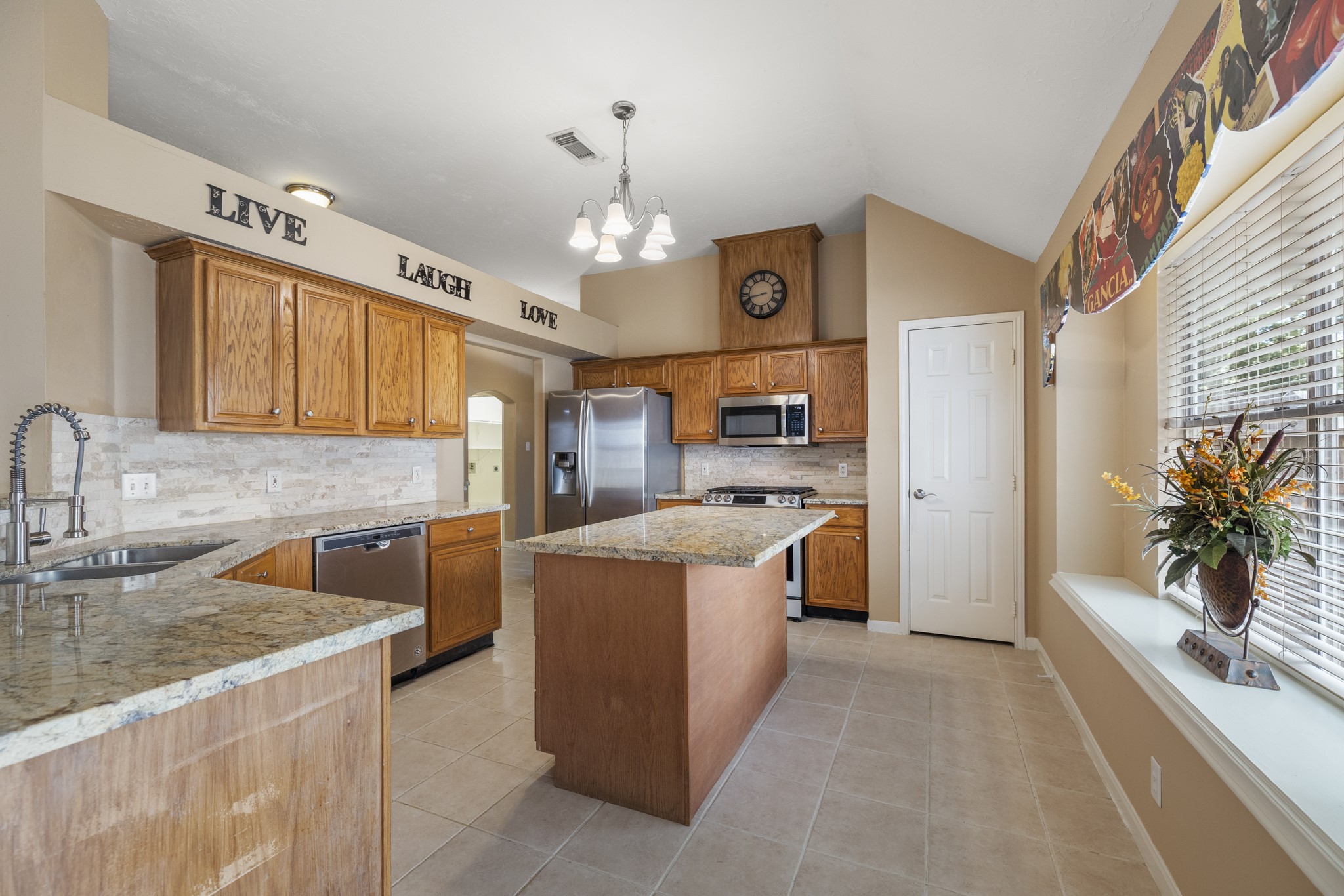 9109 Benwick Street Spring, TX 77379 - Photo 10 of 28 a kitchen that has a lot of cabinets in it