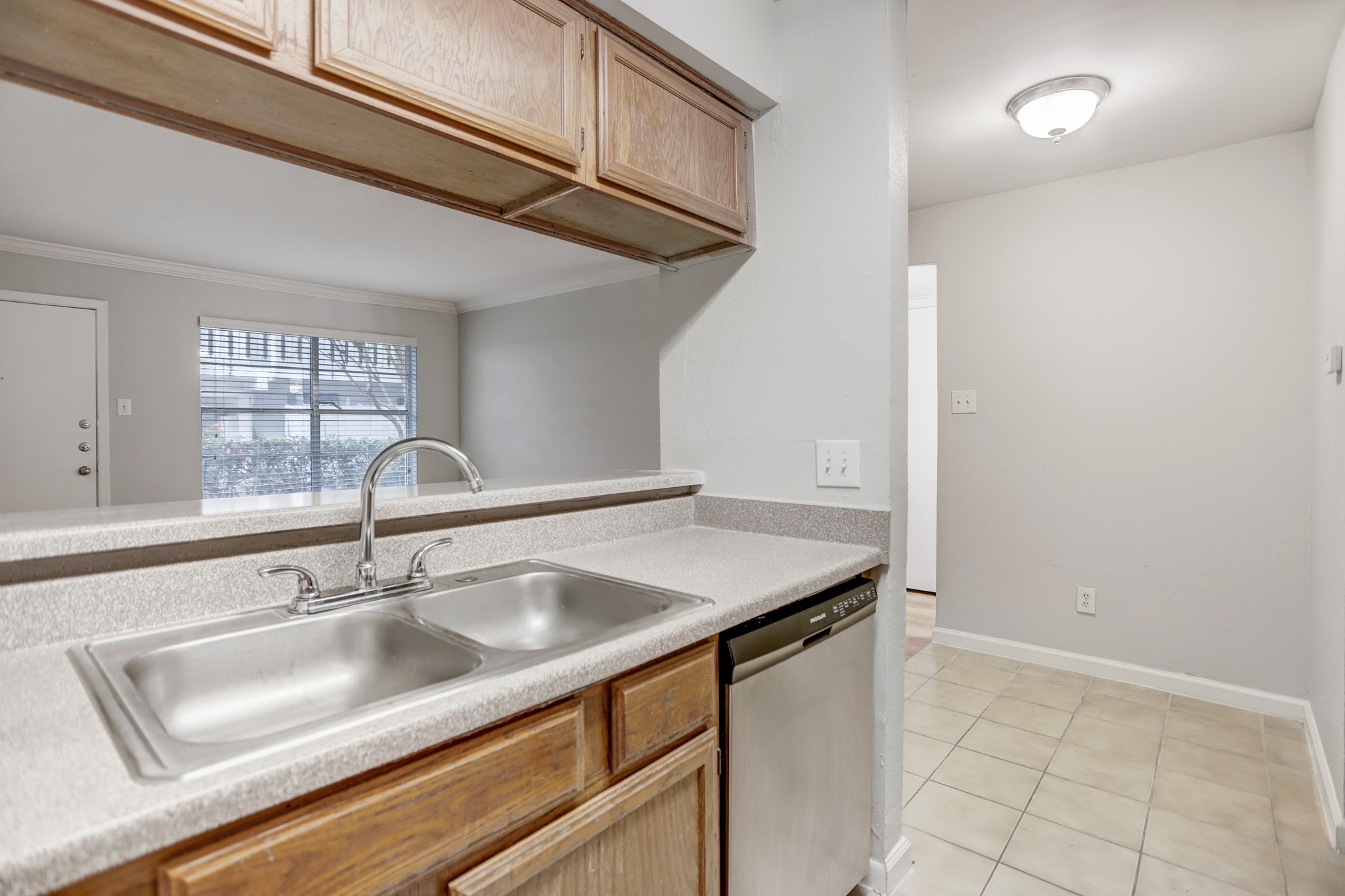 1645 West Main Street, Unit 6 Houston, TX 77006 - Photo 5 of 10 a close view of sink and tap