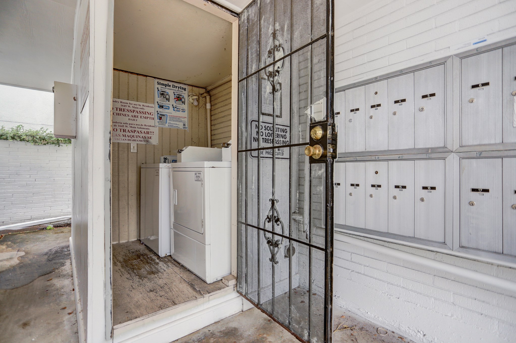 1645 West Main Street, Unit 6 Houston, TX 77006 - Photo 9 of 10 a view of an entryway with wooden floor