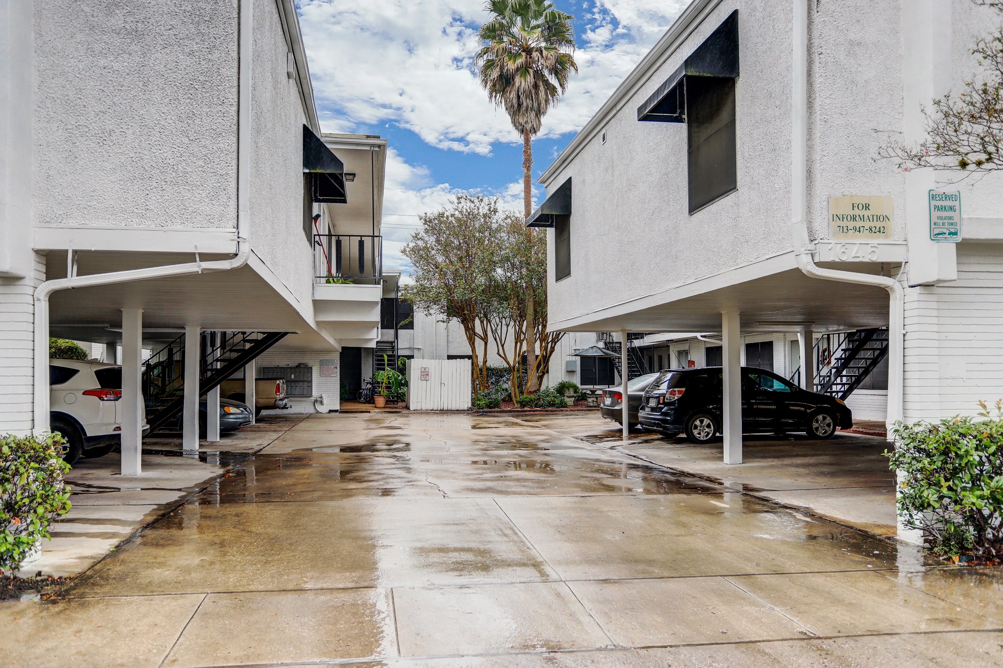 1645 West Main Street, Unit 6 Houston, TX 77006 - Photo 10 of 10 a view of a building with sitting area and furniture