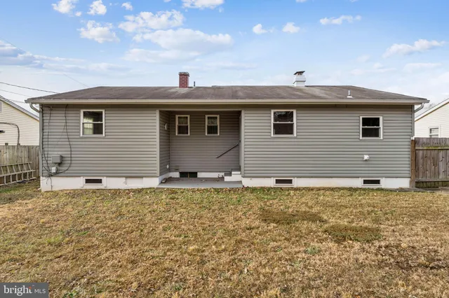 a view of a yard with a house