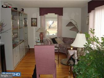 1135 Chesworth Road Philadelphia, PA 19115 - Photo 3 of 12 Living Room