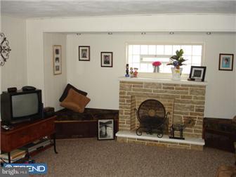 1135 Chesworth Road Philadelphia, PA 19115 - Photo 6 of 12 Family Room