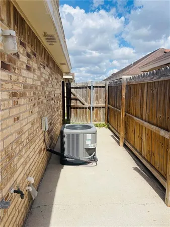 $1,050 | 2105 West Western Drive, Unit 4, Edinburg, TX 78539