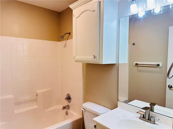 $1,050 | 2105 West Western Drive, Unit 4, Edinburg, TX 78539
