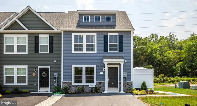 $279,900 | 44 Scrub Pine Court, Bunker Hill, WV 25413