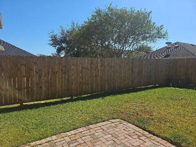 a view of a backyard