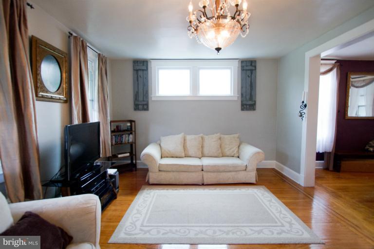 24 Ridge Road Catonsville, MD 21228 - Photo 21 of 26 Living Room