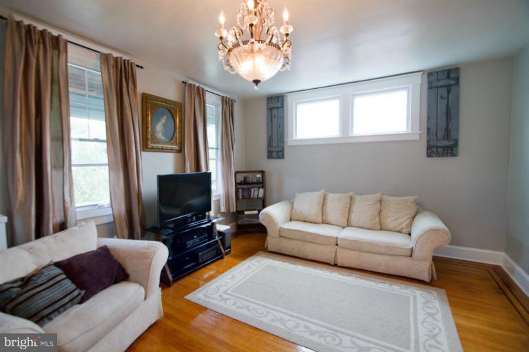 24 Ridge Road Catonsville, MD 21228 - Photo 8 of 26 Living Room