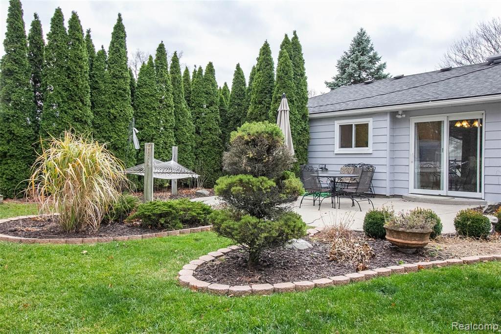 1907 Henbert Road West Bloomfield, MI 48324 - Photo 25 of 33