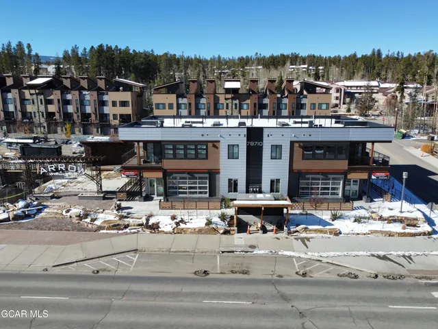 a view of a water fountain and a building