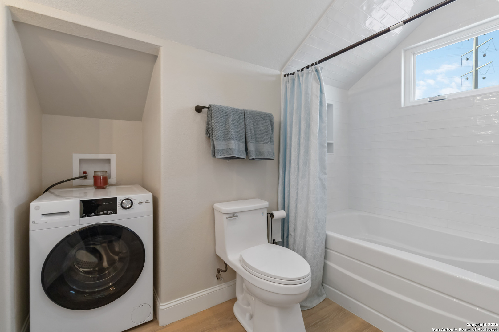 43 Lost Valley Boerne, TX 78006 - Photo 40 of 61 a bathroom with a toilet and a bathtub