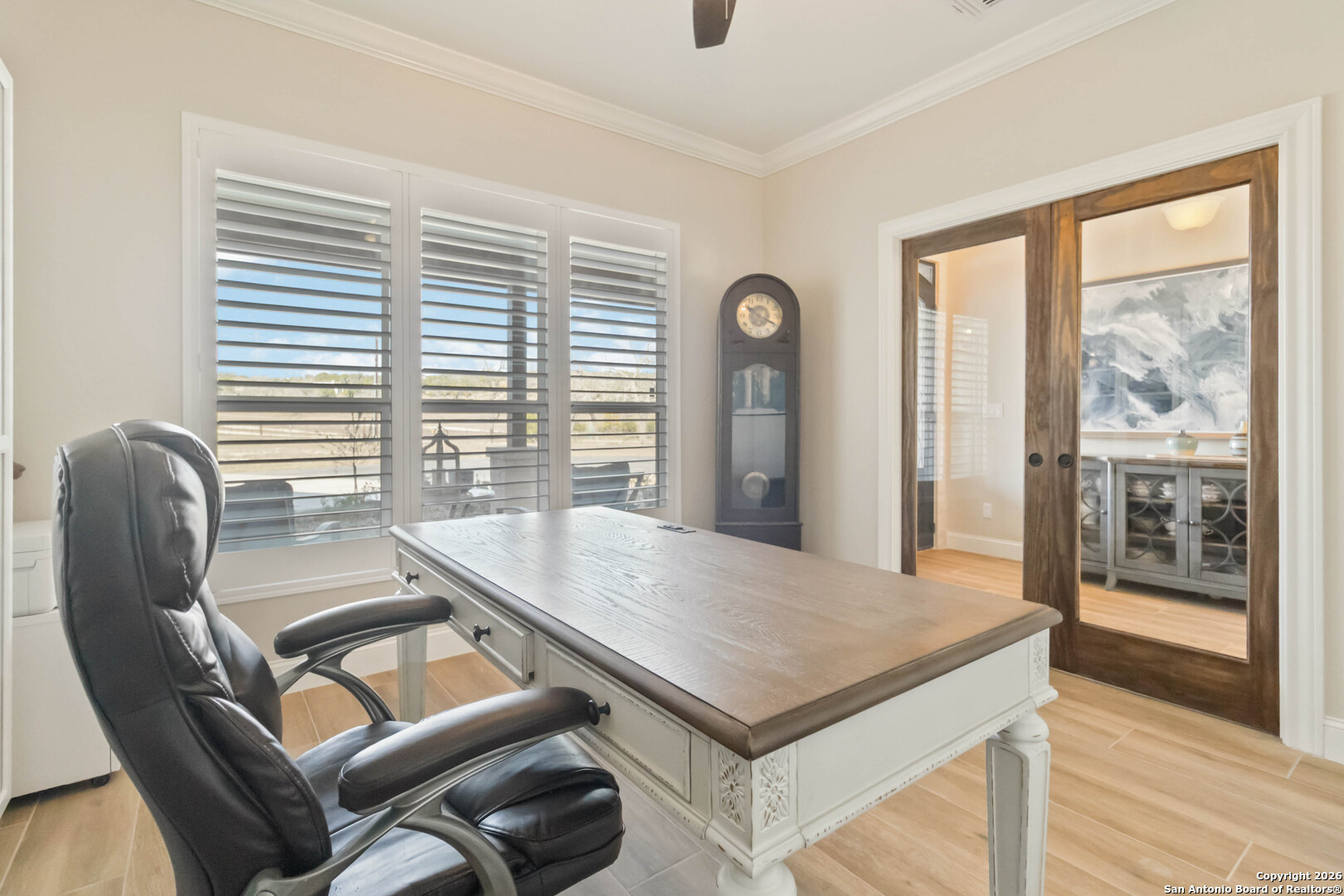 43 Lost Valley Boerne, TX 78006 - Photo 5 of 61 a room with furniture and a window