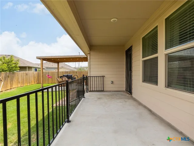 a view of a house with backyard