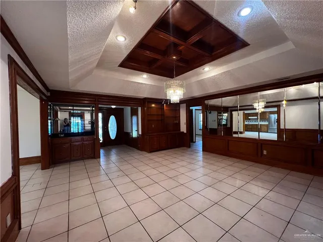 a view of an entryway with a projector