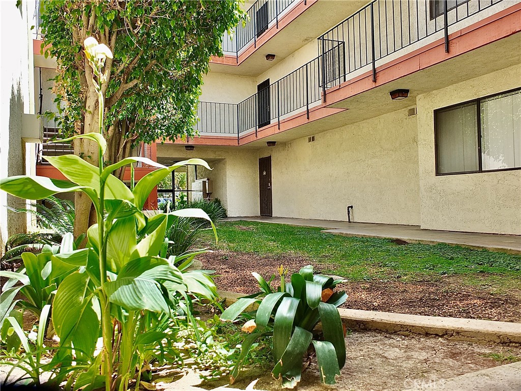 4591 Orange Avenue, Unit 306 Long Beach, CA 90807 - Photo 27 of 34 a backyard of a house with lots of green space